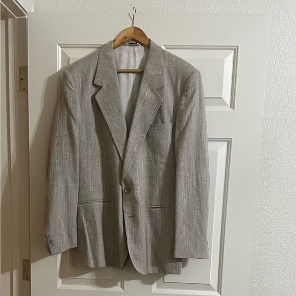 Vintage Sergio Valente “For the Gentleman” Beige Sport Coat in a 46 gently worn - Picture 2 of 11